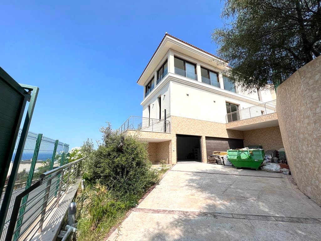 Oferta ! Magnifica Villa con vistas panorámicas al mar y  la montaña en Benidorm  .