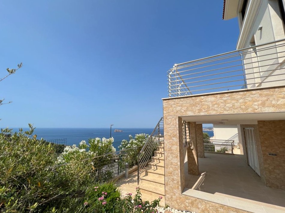 Oferta ! Magnifica Villa con vistas panorámicas al mar y  la montaña en Benidorm  .