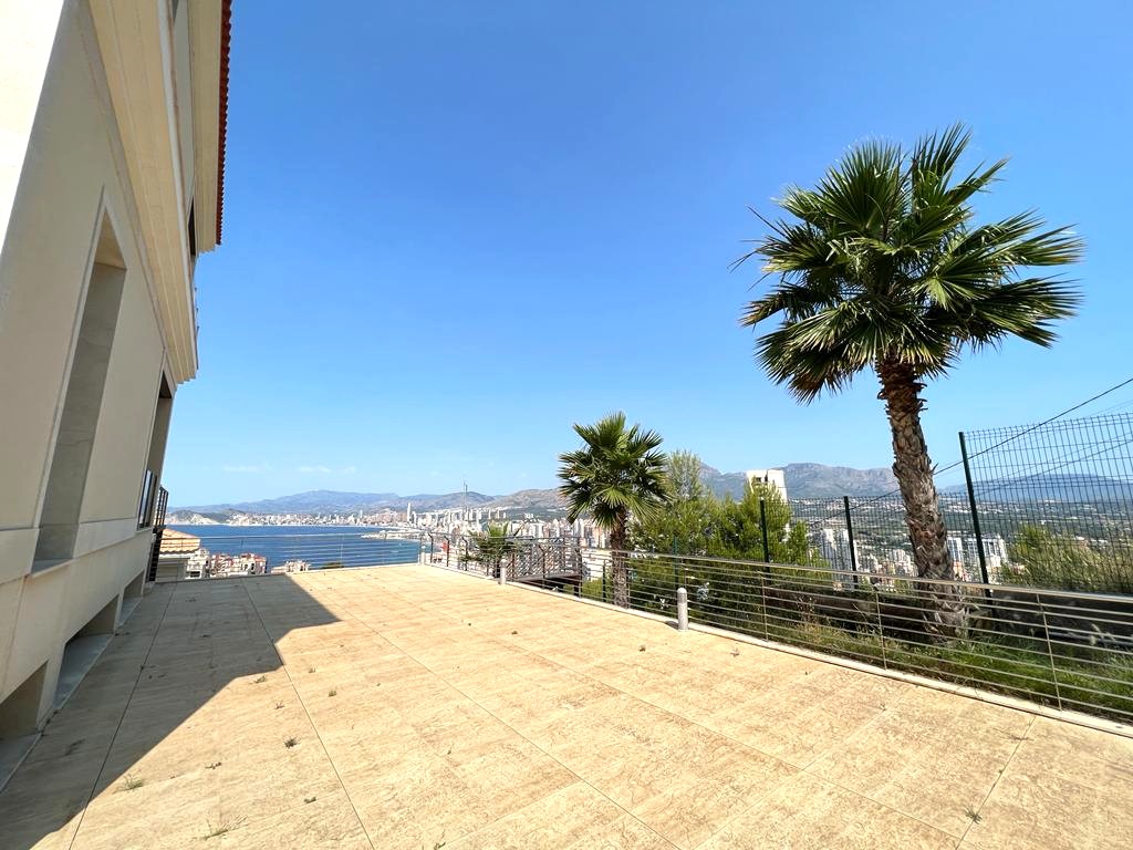 Oferta ! Magnifica Villa con vistas panorámicas al mar y  la montaña en Benidorm  .