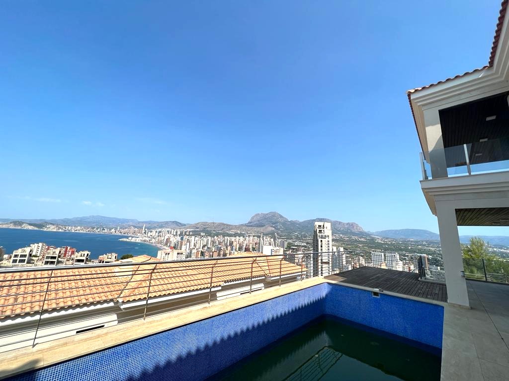 Oferta ! Magnifica Villa con vistas panorámicas al mar y  la montaña en Benidorm  .
