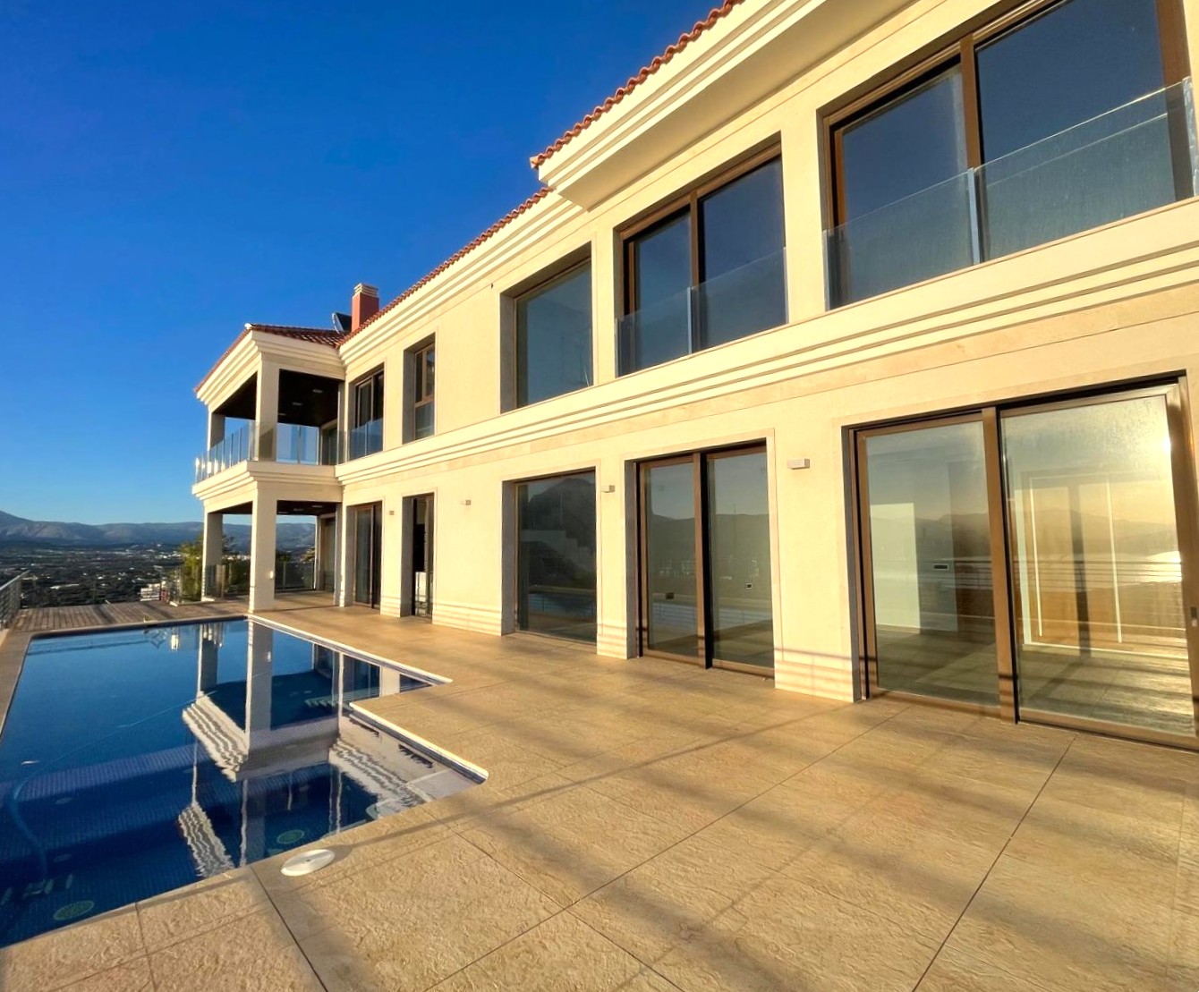 Oferta ! Magnifica Villa con vistas panorámicas al mar y  la montaña en Benidorm  .