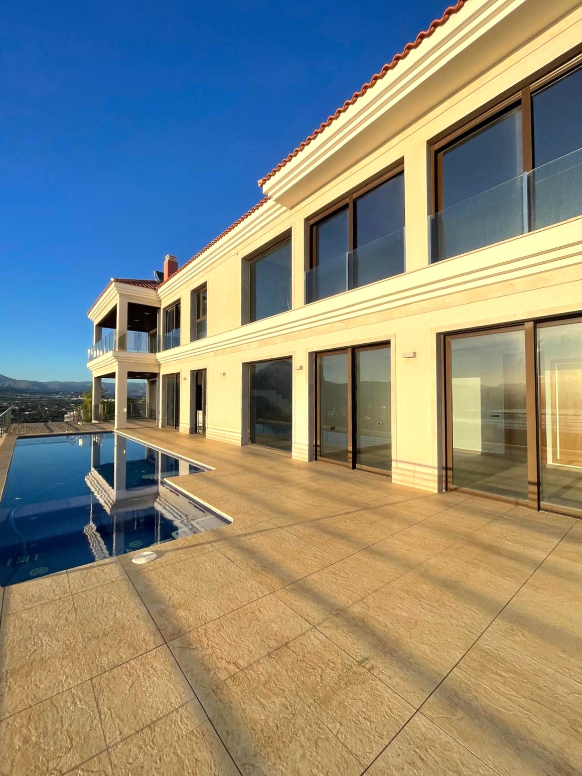 Oferta ! Magnifica Villa con vistas panorámicas al mar y  la montaña en Benidorm  .