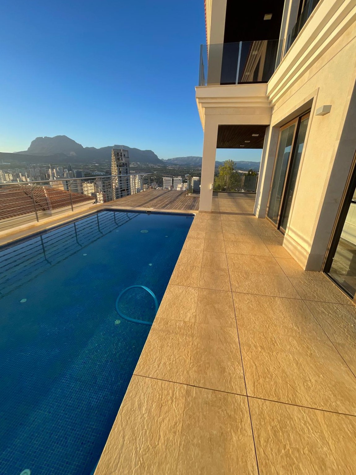 Oferta ! Magnifica Villa con vistas panorámicas al mar y  la montaña en Benidorm  .