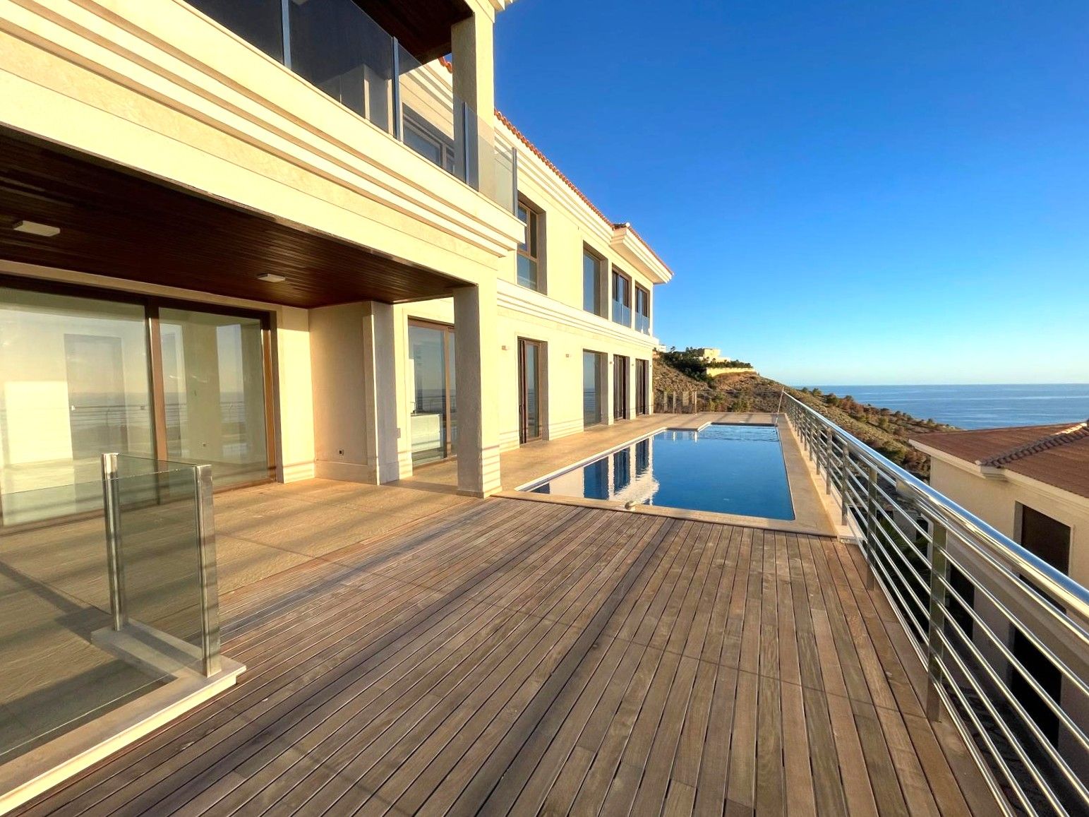 Oferta ! Magnifica Villa con vistas panorámicas al mar y  la montaña en Benidorm  .