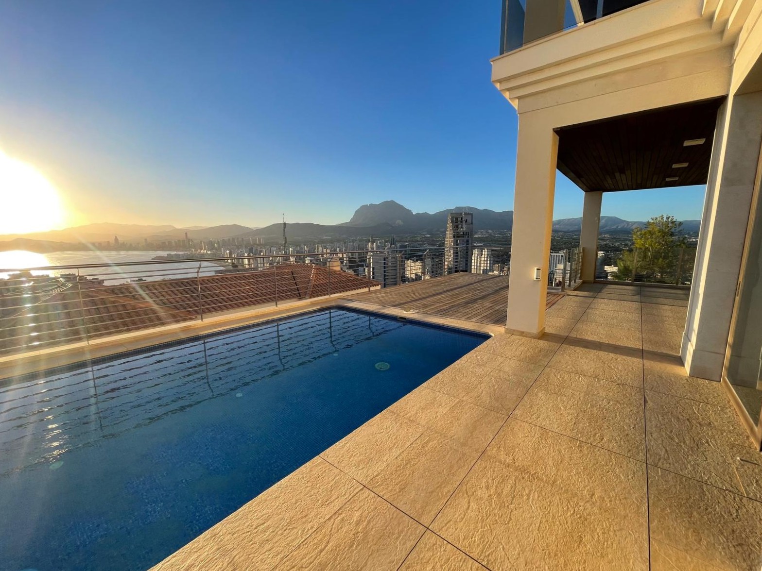 Oferta ! Magnifica Villa con vistas panorámicas al mar y  la montaña en Benidorm  .