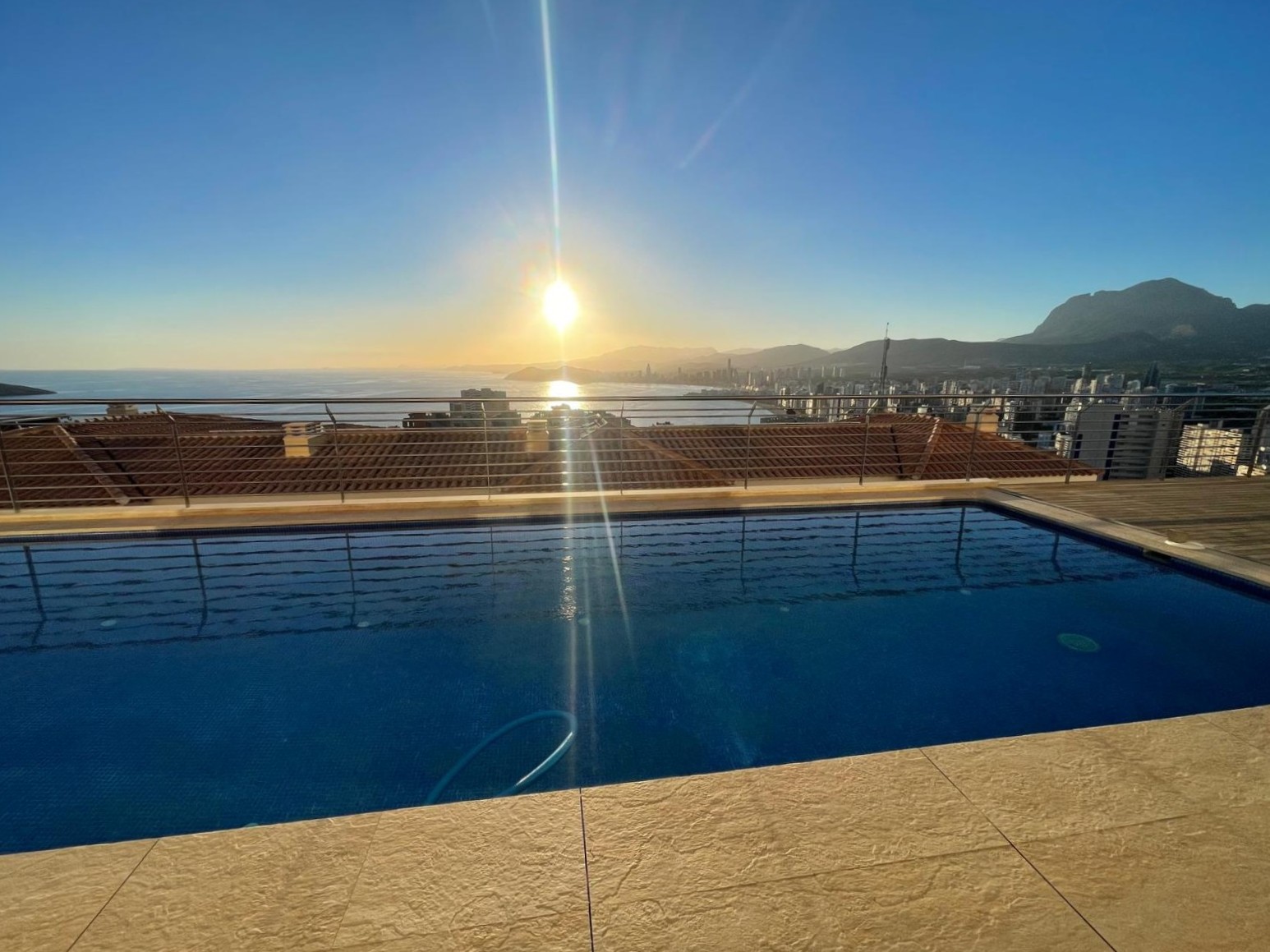 Oferta ! Magnifica Villa con vistas panorámicas al mar y  la montaña en Benidorm  .