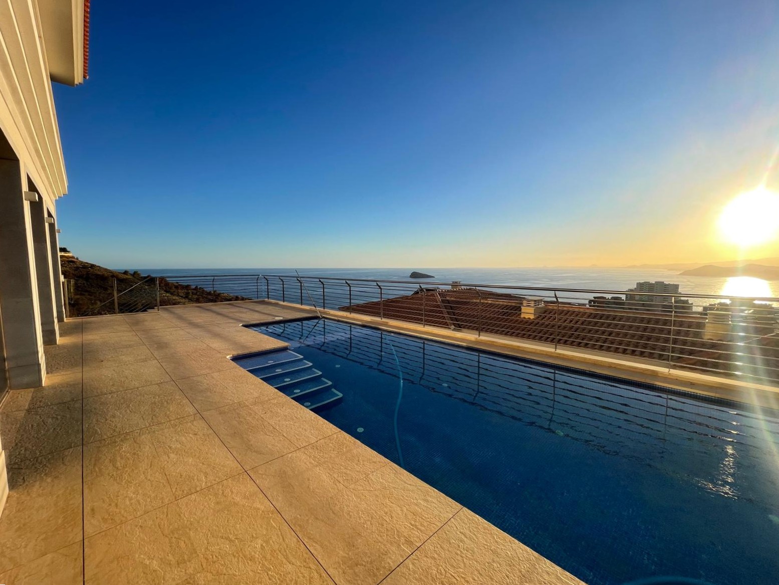 Oferta ! Magnifica Villa con vistas panorámicas al mar y  la montaña en Benidorm  .
