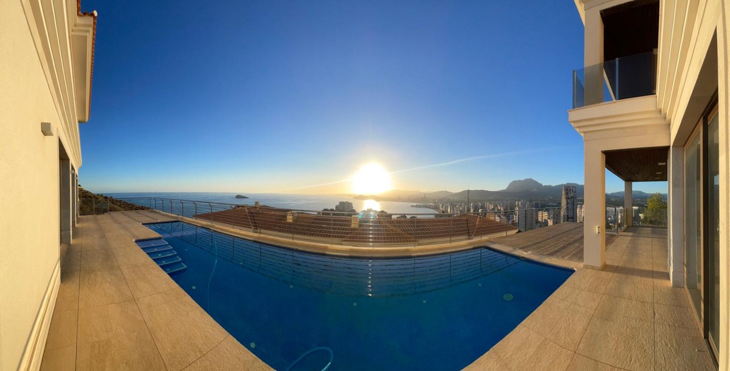 Oferta ! Magnifica Villa con vistas panorámicas al mar y  la montaña en Benidorm  .