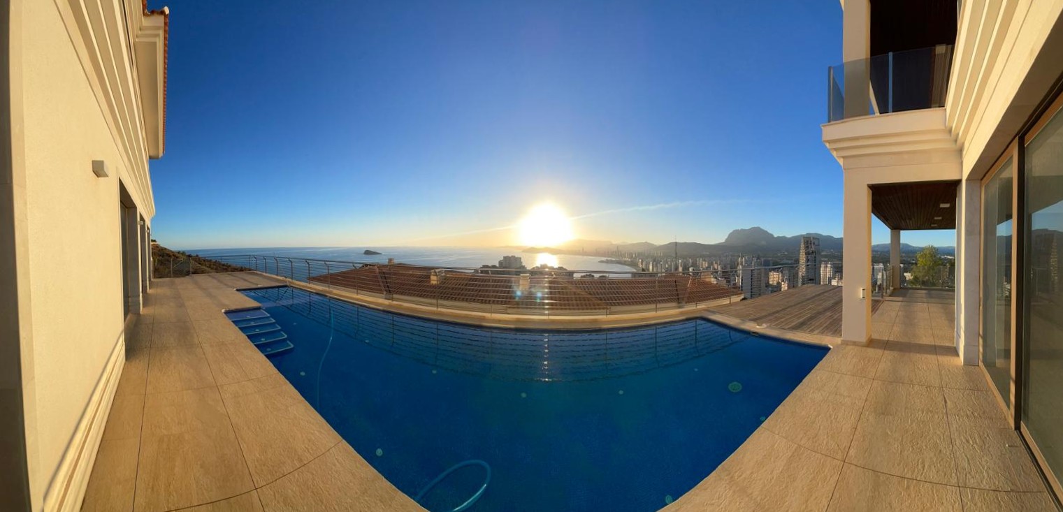 Oferta ! Magnifica Villa con vistas panorámicas al mar y  la montaña en Benidorm  .