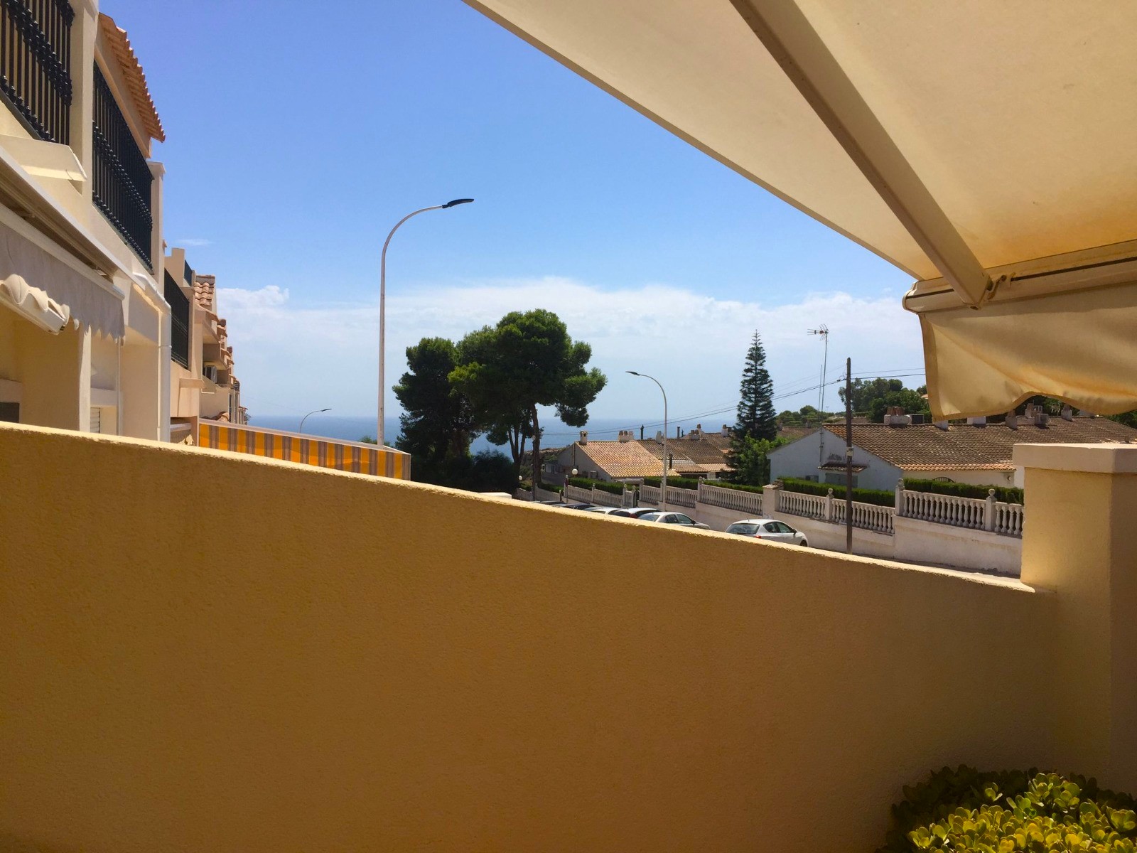 Precioso adosado con vistas al mar .