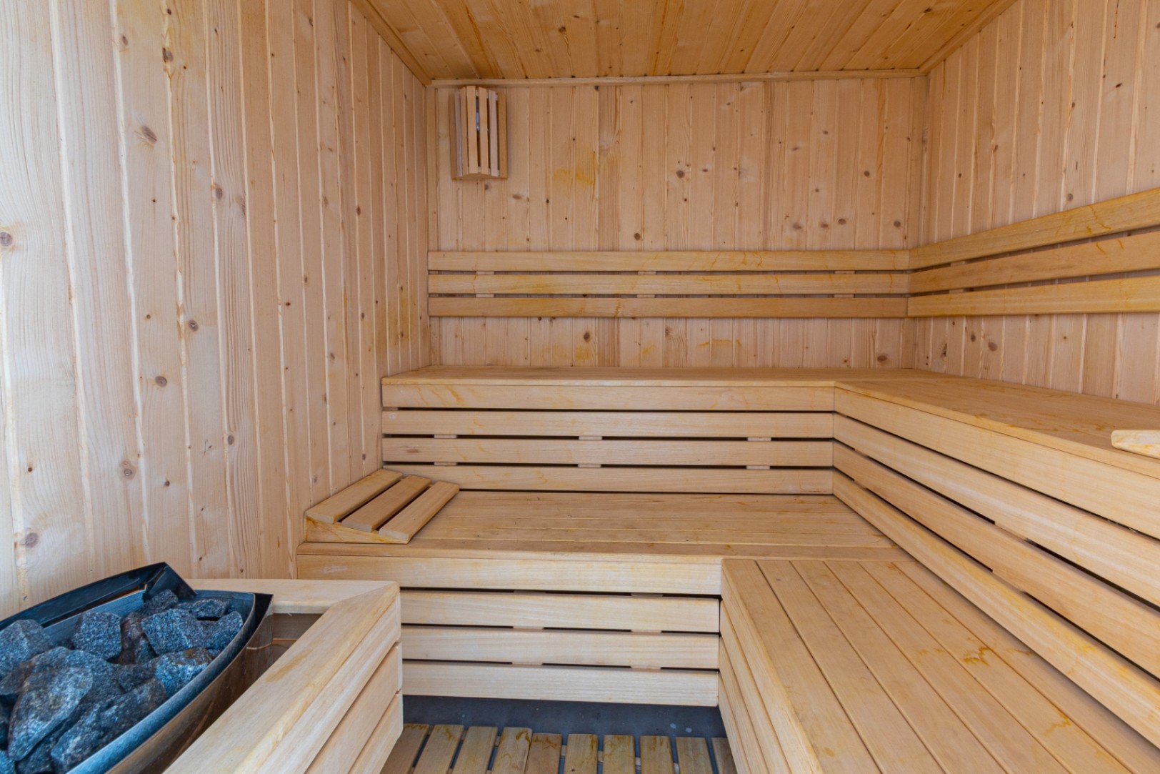 Precioso Dúplex en Sierra Cortina con 3 dormitorios y 3 baños .