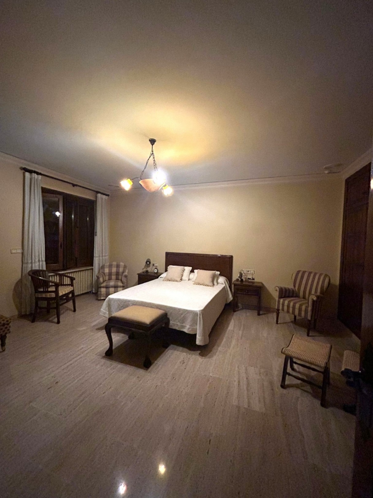 Fabulosa Villa con 8 Dormitorios a 20 Minutos de la Playa