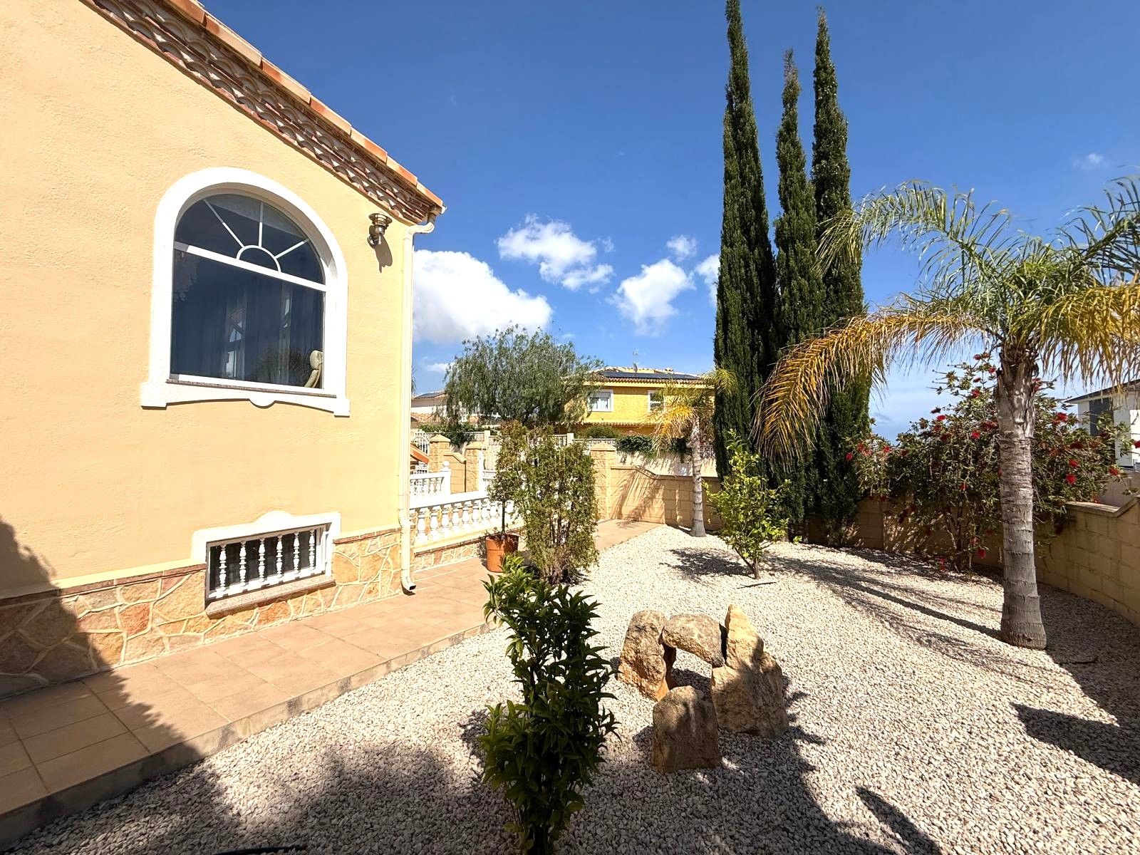 CHALET INDEPENDIENTE EN BELLO HORIZONTE .