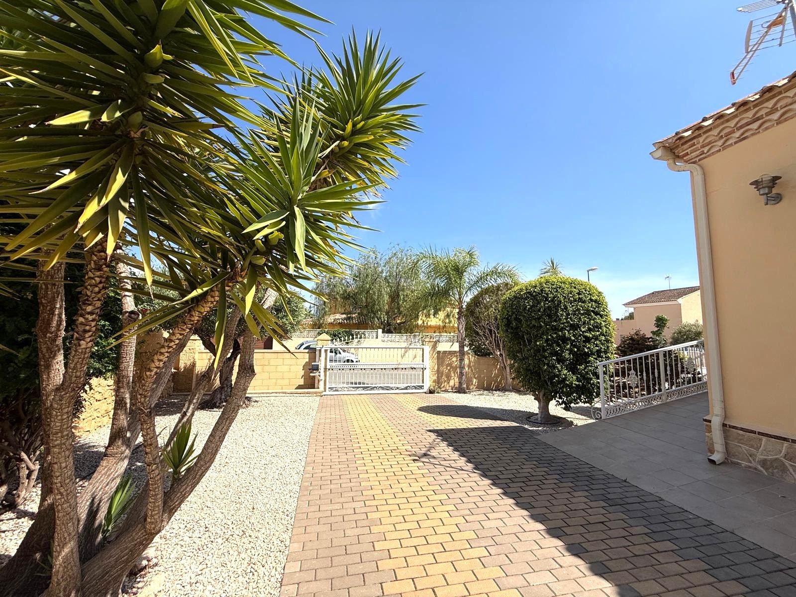 CHALET INDEPENDIENTE EN BELLO HORIZONTE .