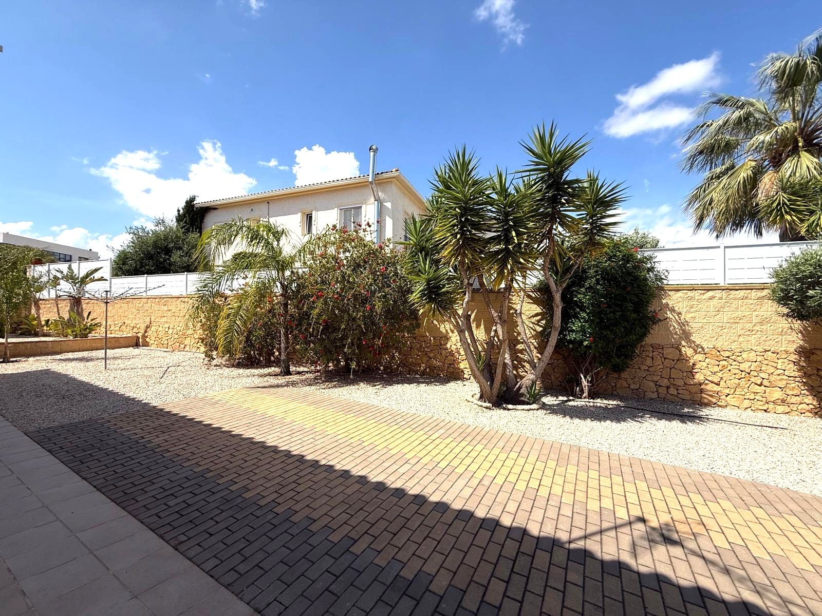CHALET INDEPENDIENTE EN BELLO HORIZONTE .