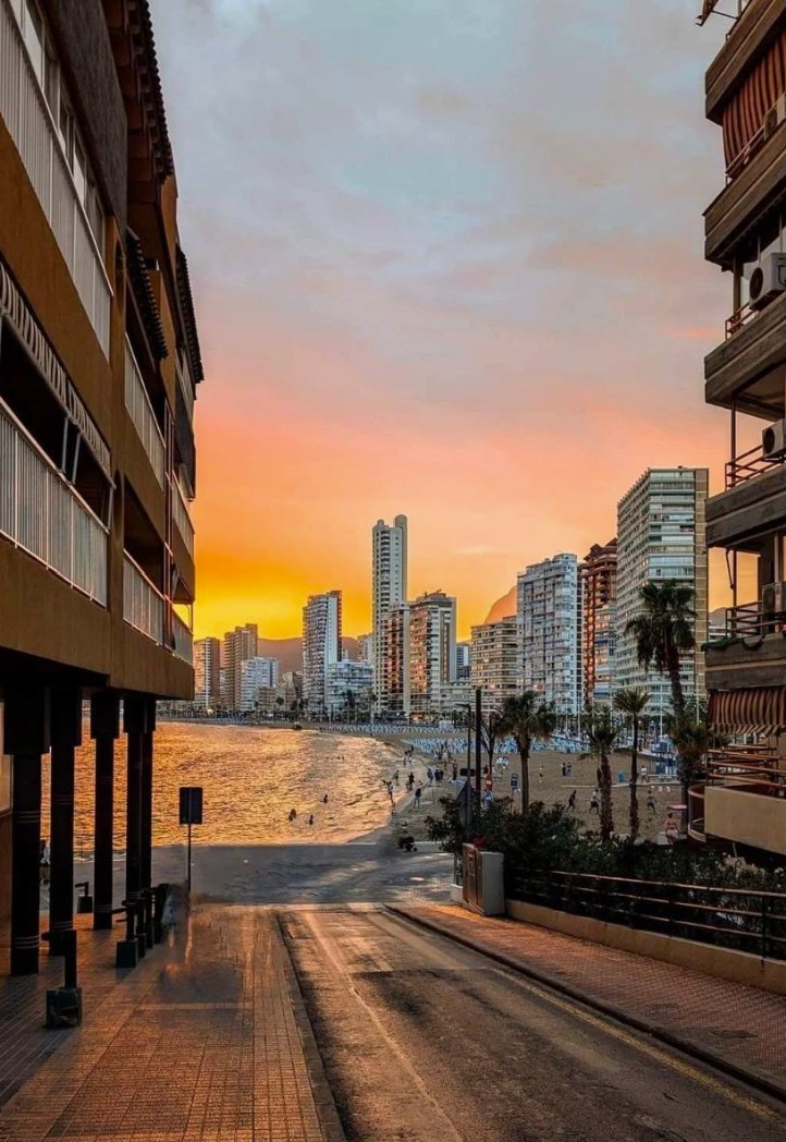 Apartamento con vistas al mar y a solo 150 metros de la playa !