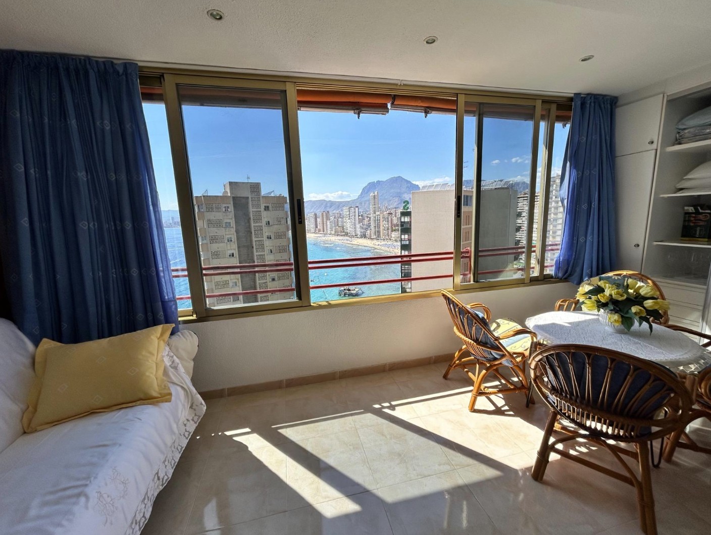 Apartamento con vistas al mar y a solo 150 metros de la playa !