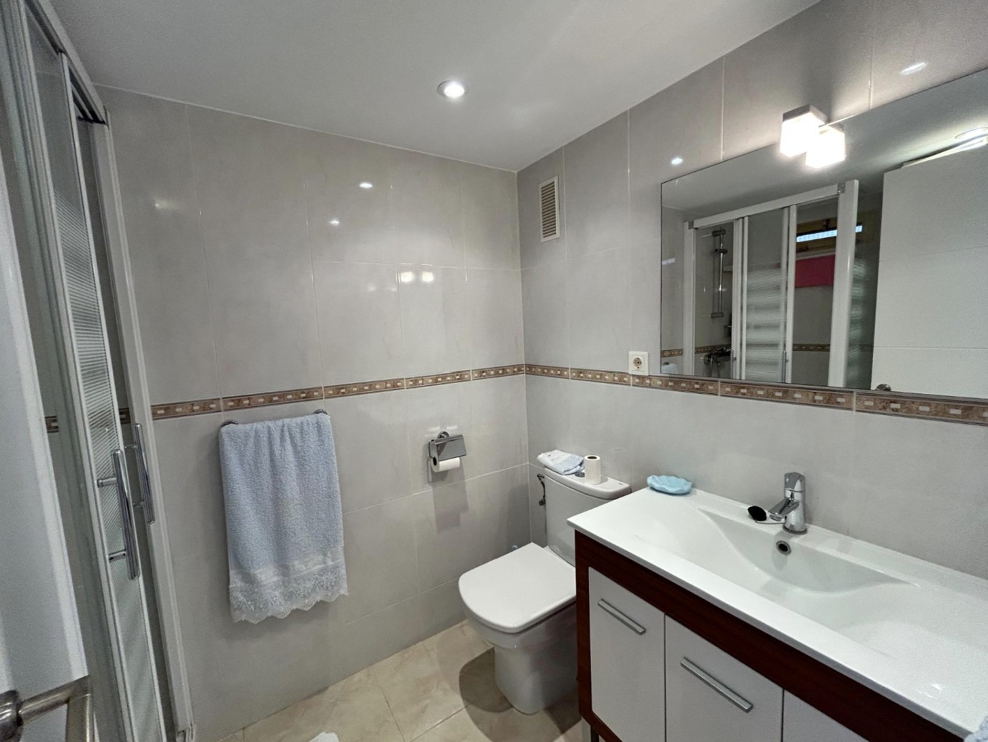 Apartamento con vistas al mar y a solo 150 metros de la playa !