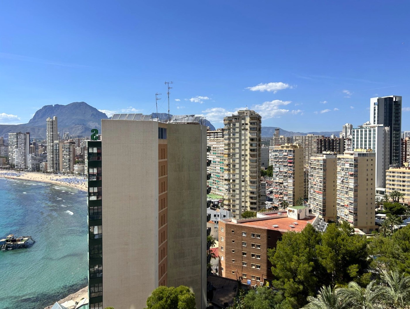 Apartamento con vistas al mar y a solo 150 metros de la playa !