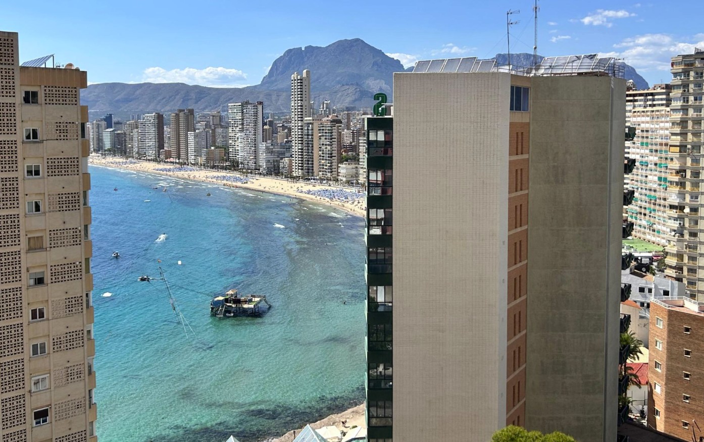 Apartamento con vistas al mar y a solo 150 metros de la playa !