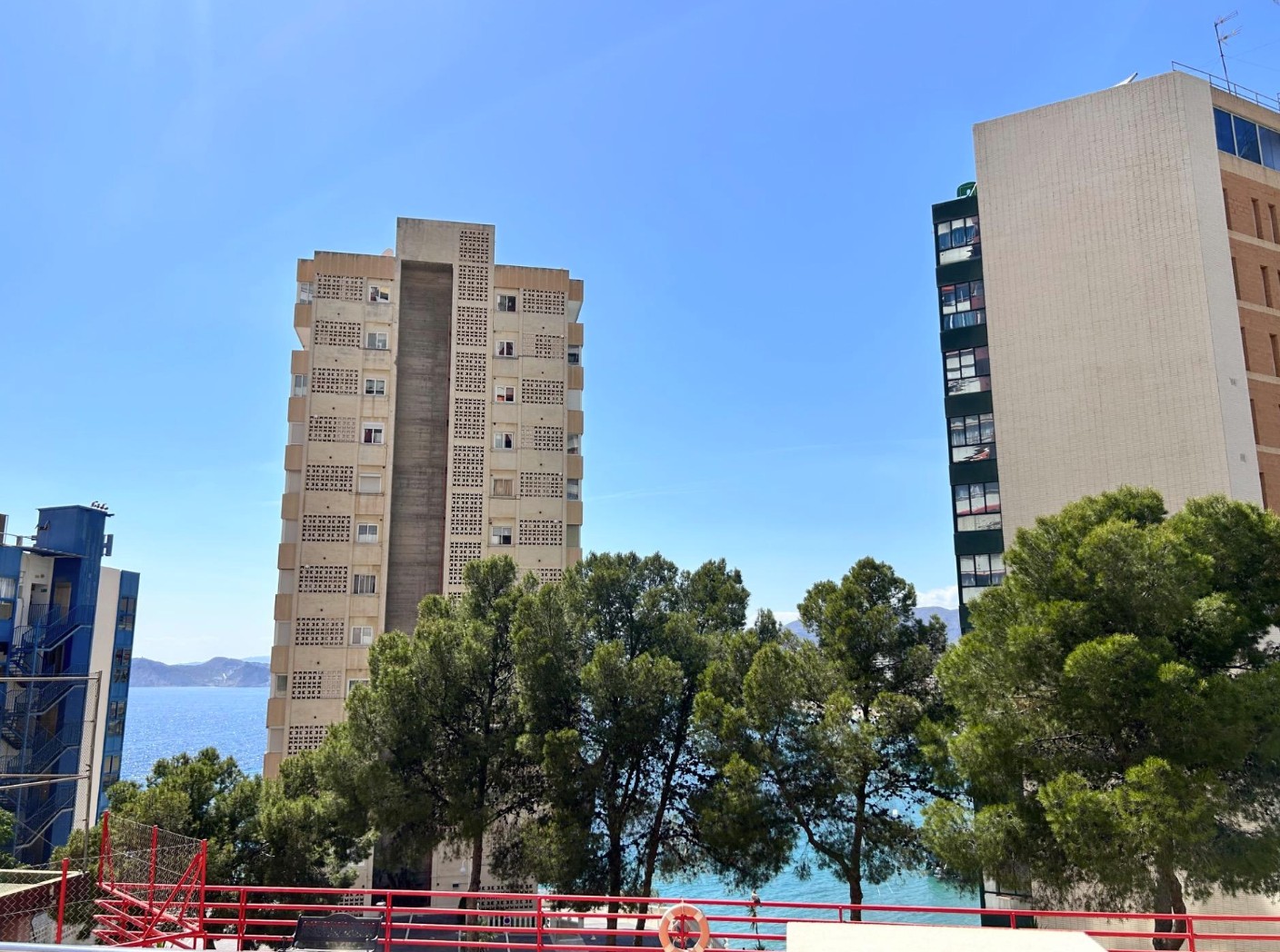 Apartamento con vistas al mar y a solo 150 metros de la playa !