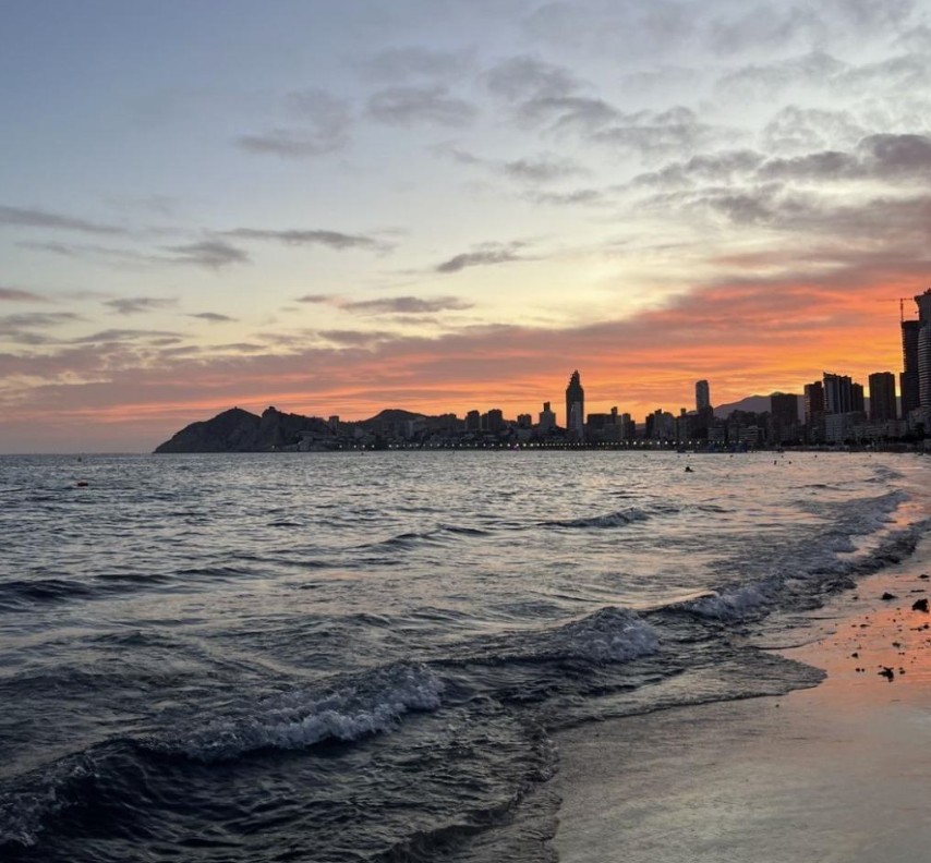 Apartamento con vistas al mar y a solo 150 metros de la playa !