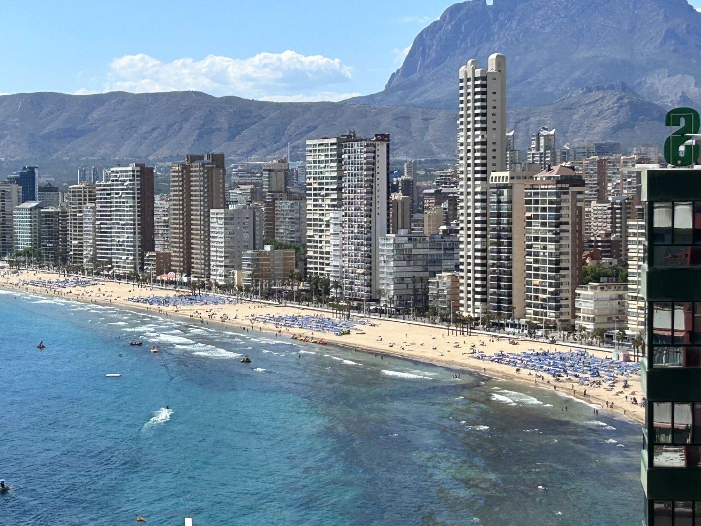 Apartamento con vistas al mar y a solo 150 metros de la playa !