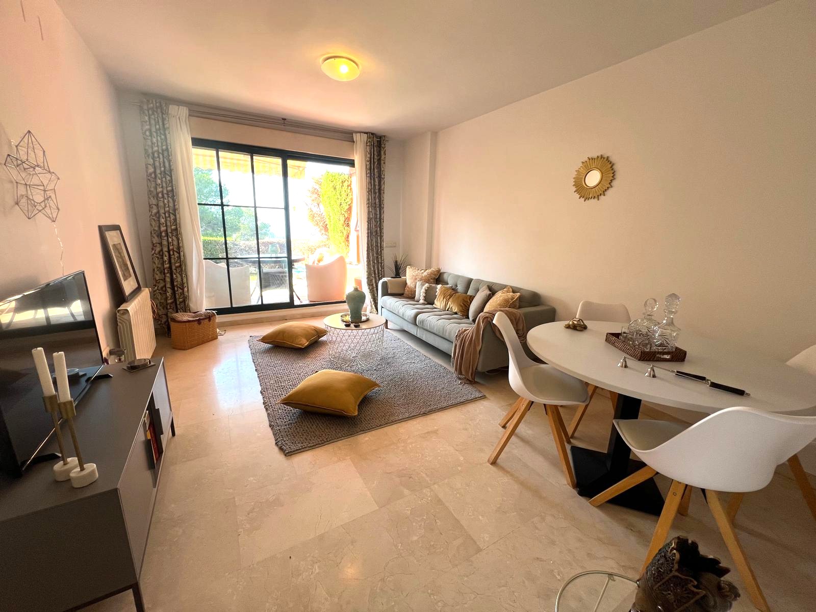 Apartamento con vistas al mar .