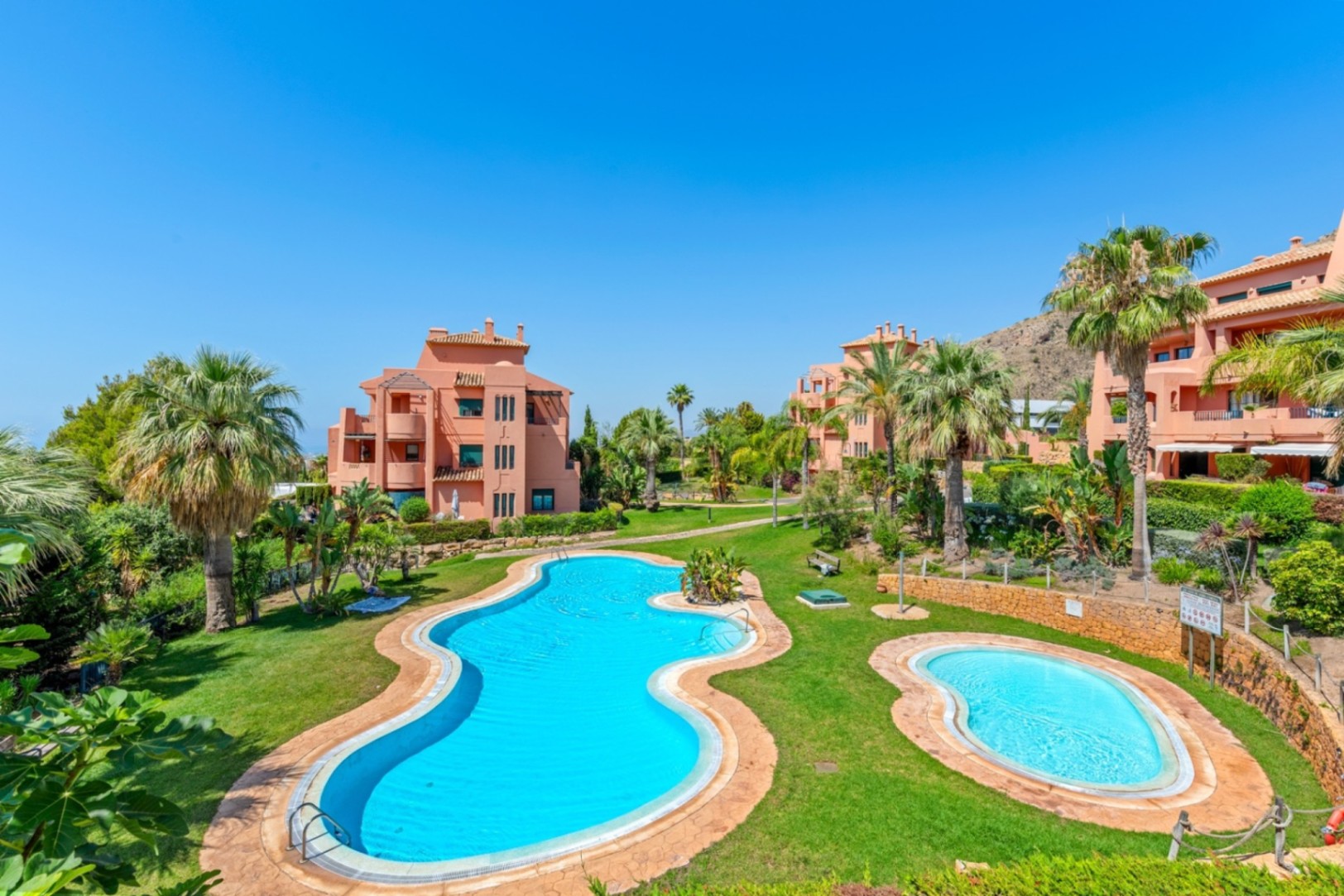 Precioso apartamento con vistas al mar .