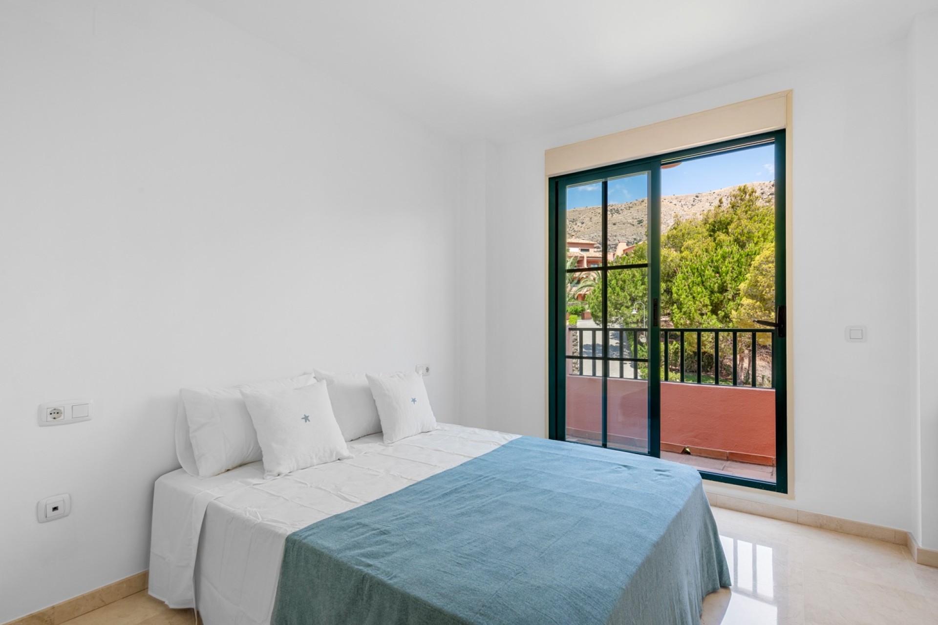 Precioso apartamento con vistas al mar .