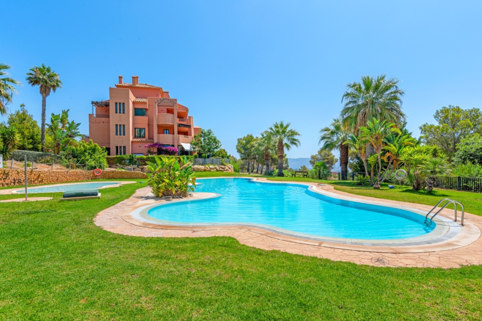 Precioso apartamento con vistas al mar .