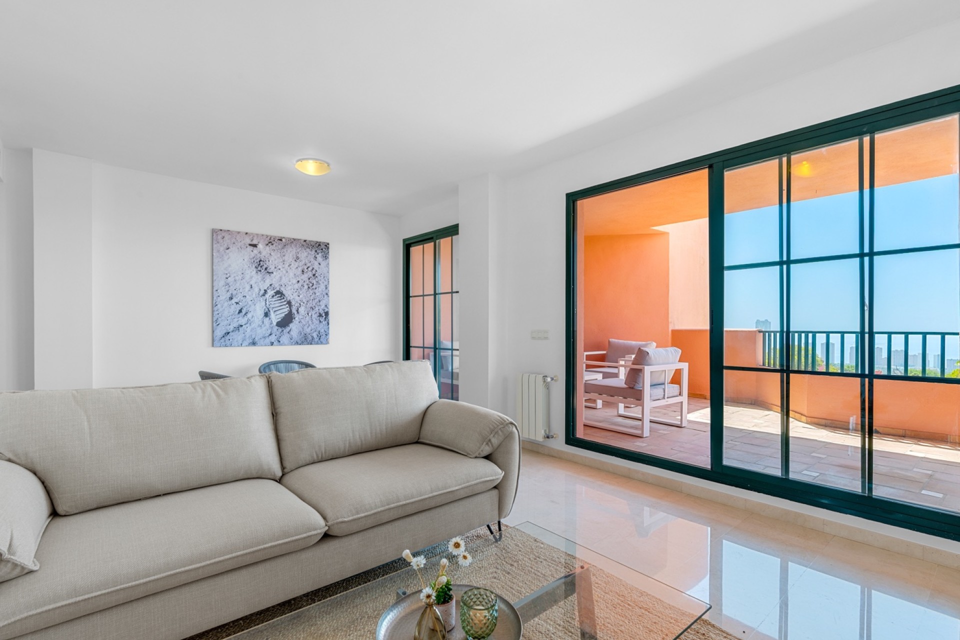 Precioso apartamento con vistas al mar .