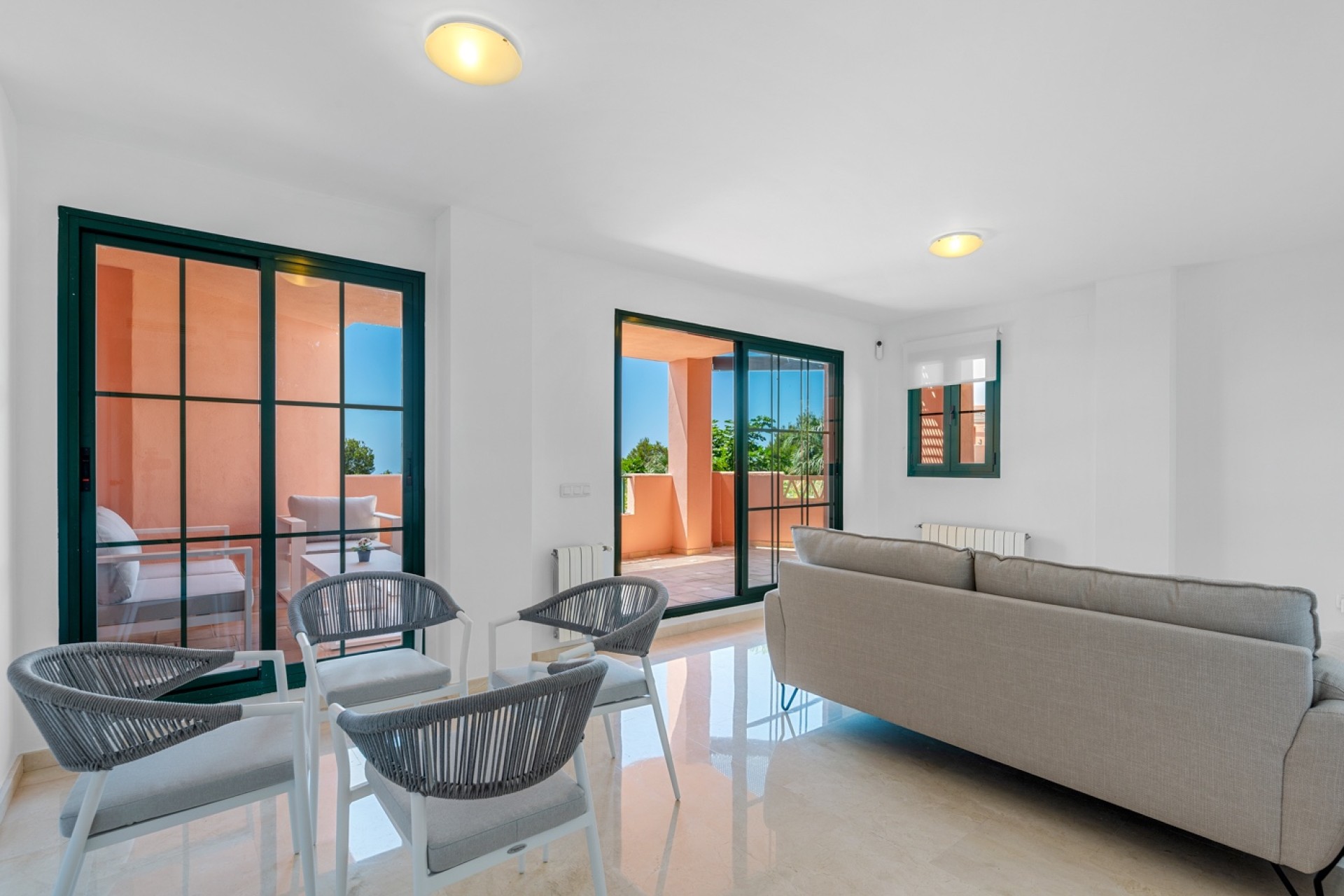 Precioso apartamento con vistas al mar .