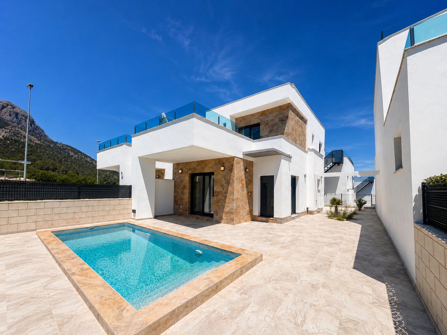 Villa moderna en Polop con vistas a la montaña .