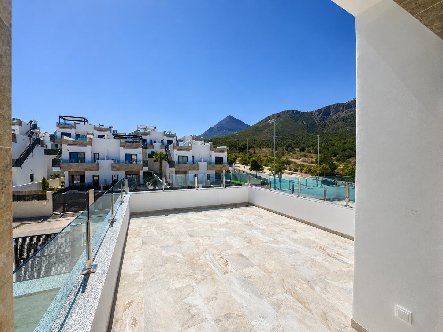 Villa moderna en Polop con vistas a la montaña .