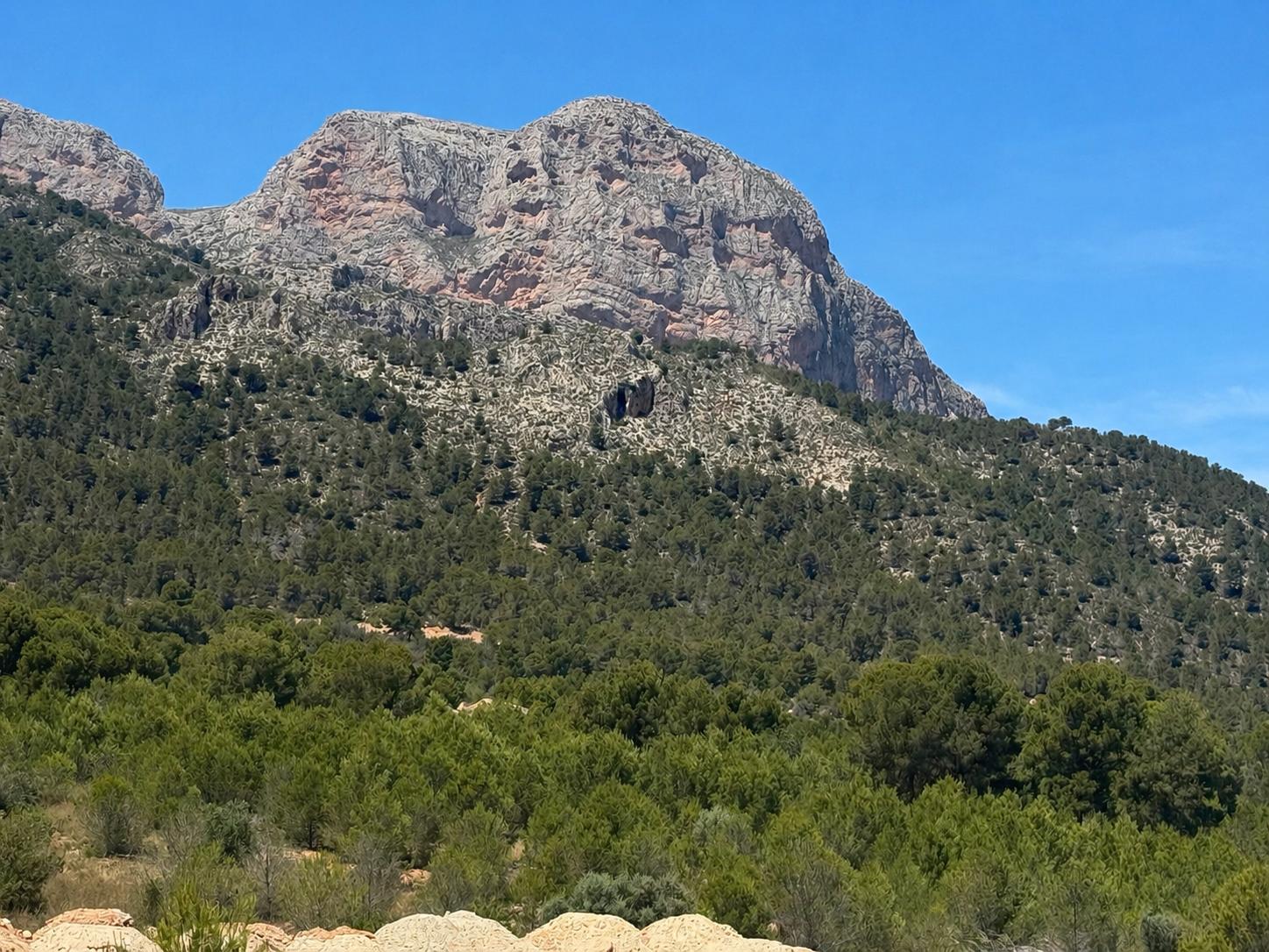Villa moderna en Polop con vistas a la montaña .