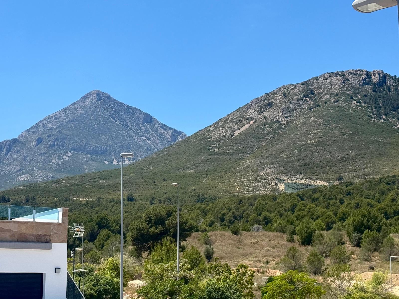 Villa moderna en Polop con vistas a la montaña .