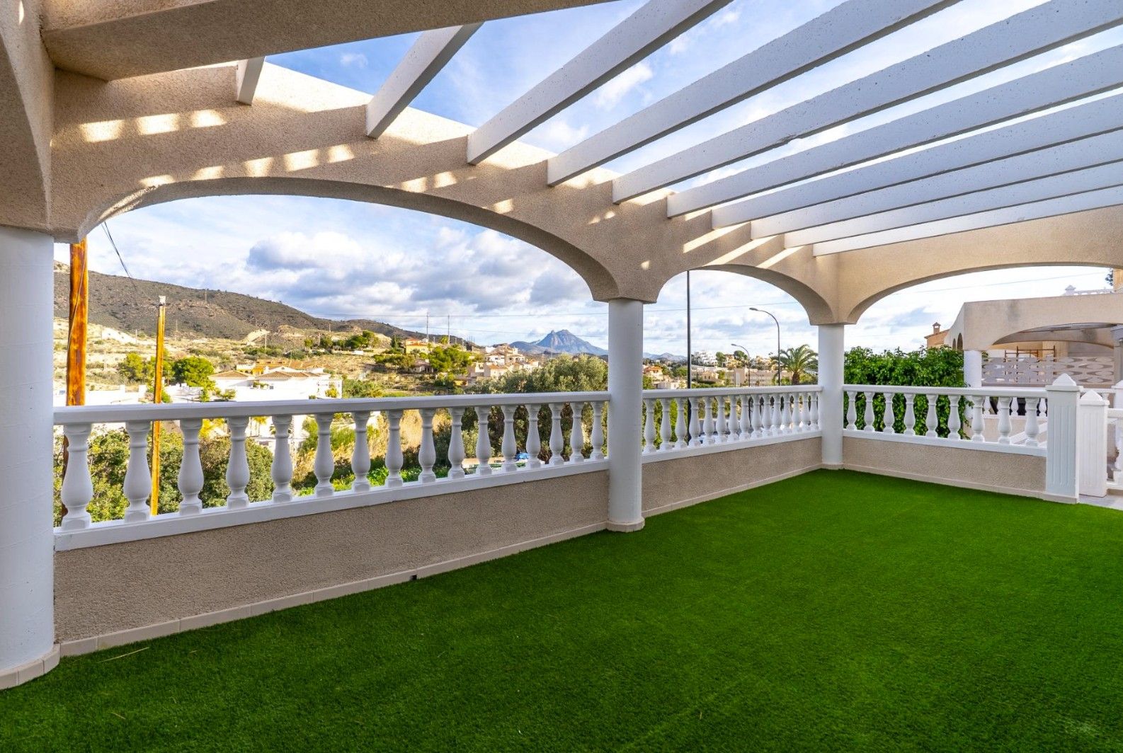 Een prachtig chalet met uitzicht op zee en bergen in El Campello.