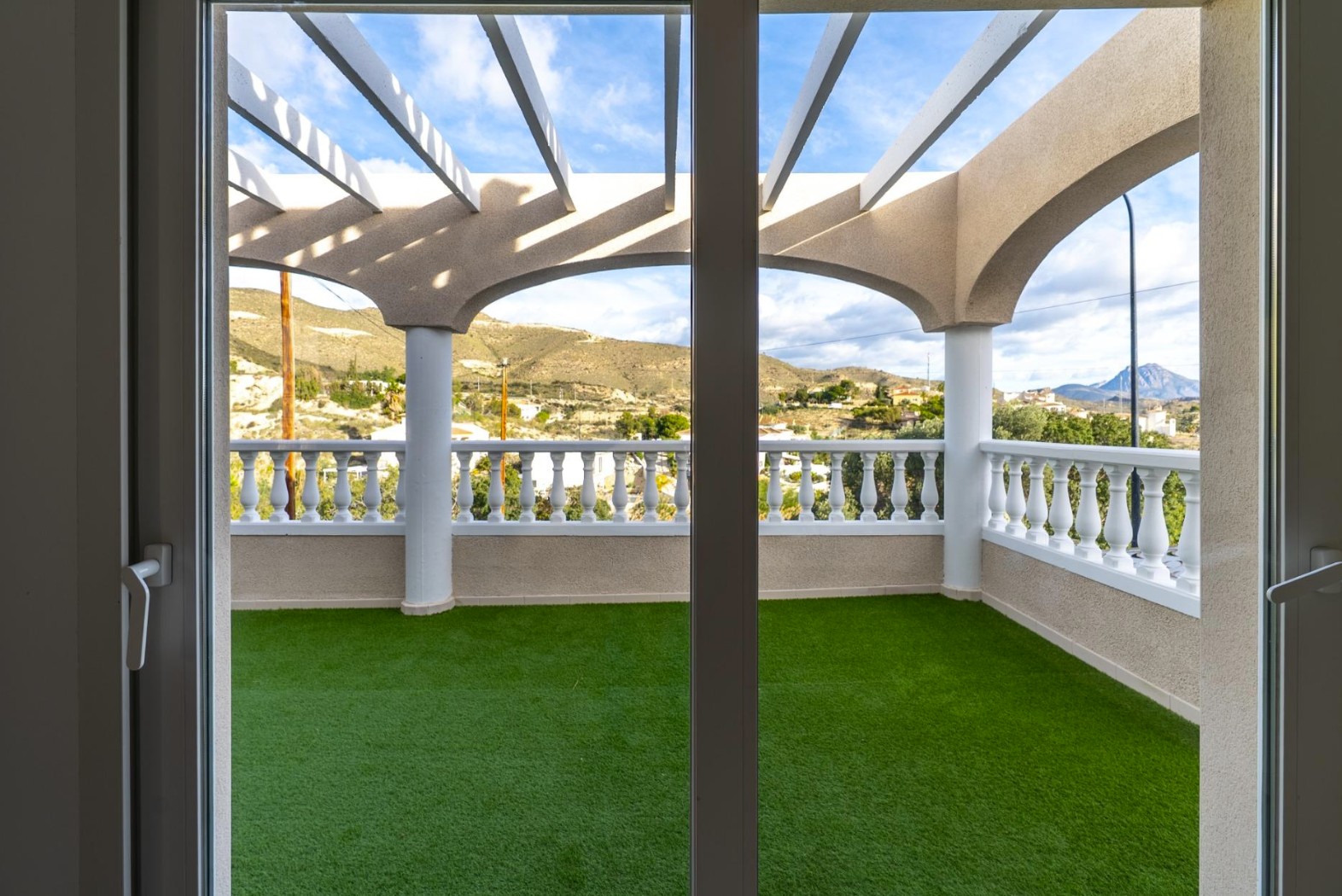 Een prachtig chalet met uitzicht op zee en bergen in El Campello.