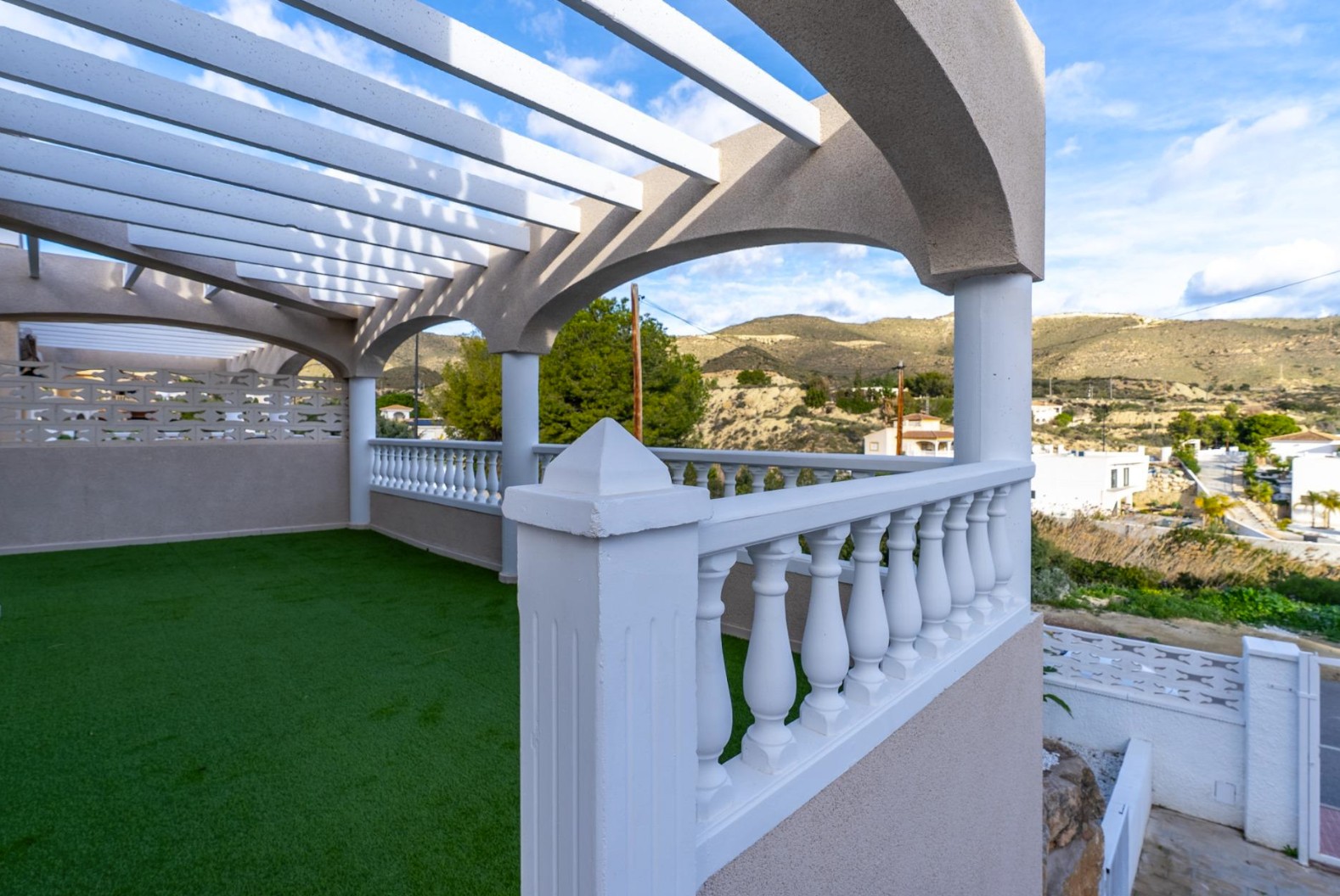 Een prachtig chalet met uitzicht op zee en bergen in El Campello.