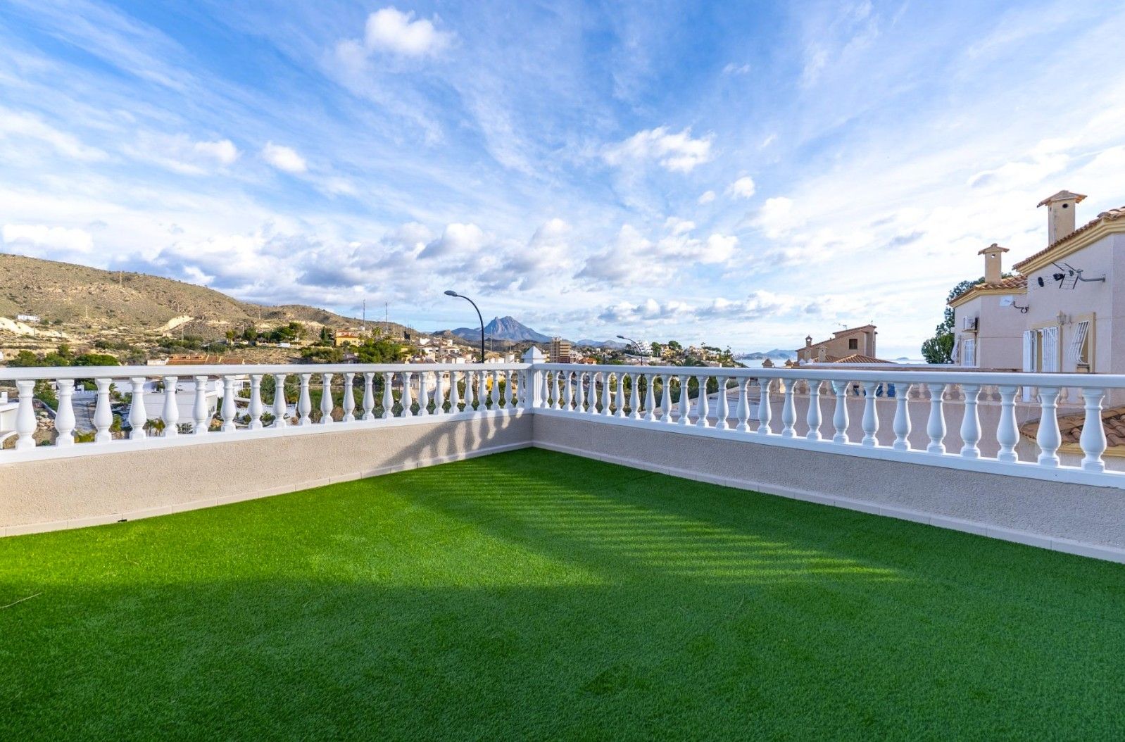 Een prachtig chalet met uitzicht op zee en bergen in El Campello.
