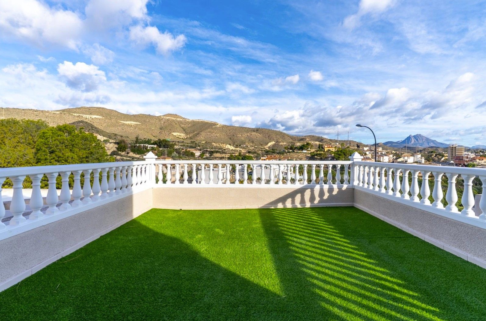Een prachtig chalet met uitzicht op zee en bergen in El Campello.