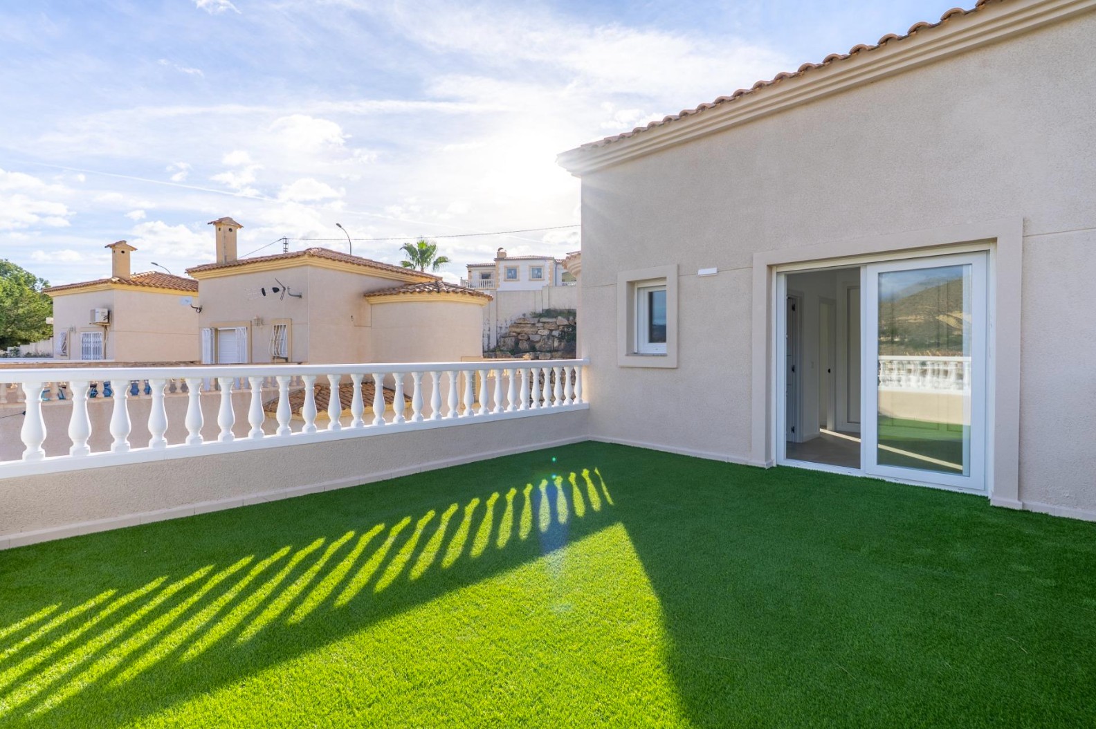 Een prachtig chalet met uitzicht op zee en bergen in El Campello.