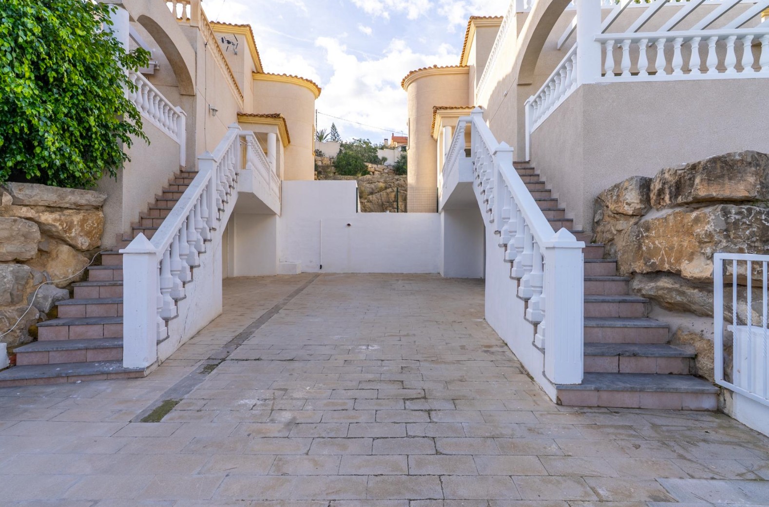 Een prachtig chalet met uitzicht op zee en bergen in El Campello.
