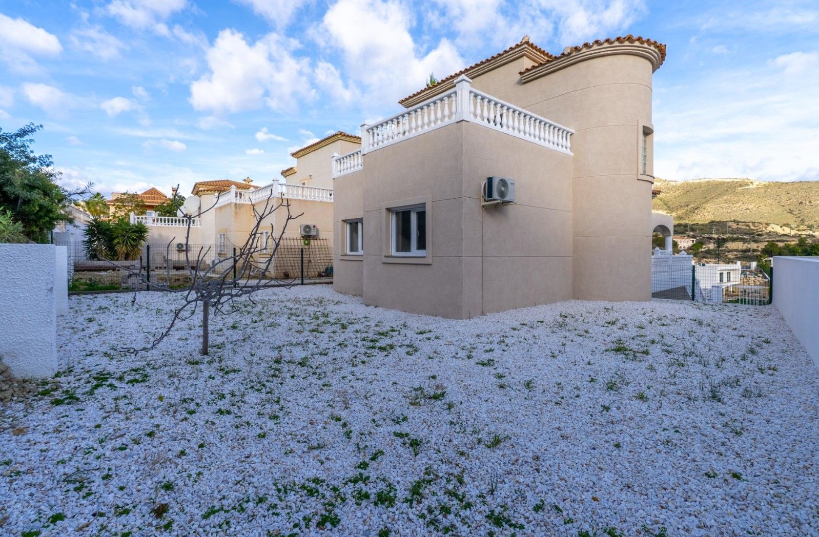 Een prachtig chalet met uitzicht op zee en bergen in El Campello.