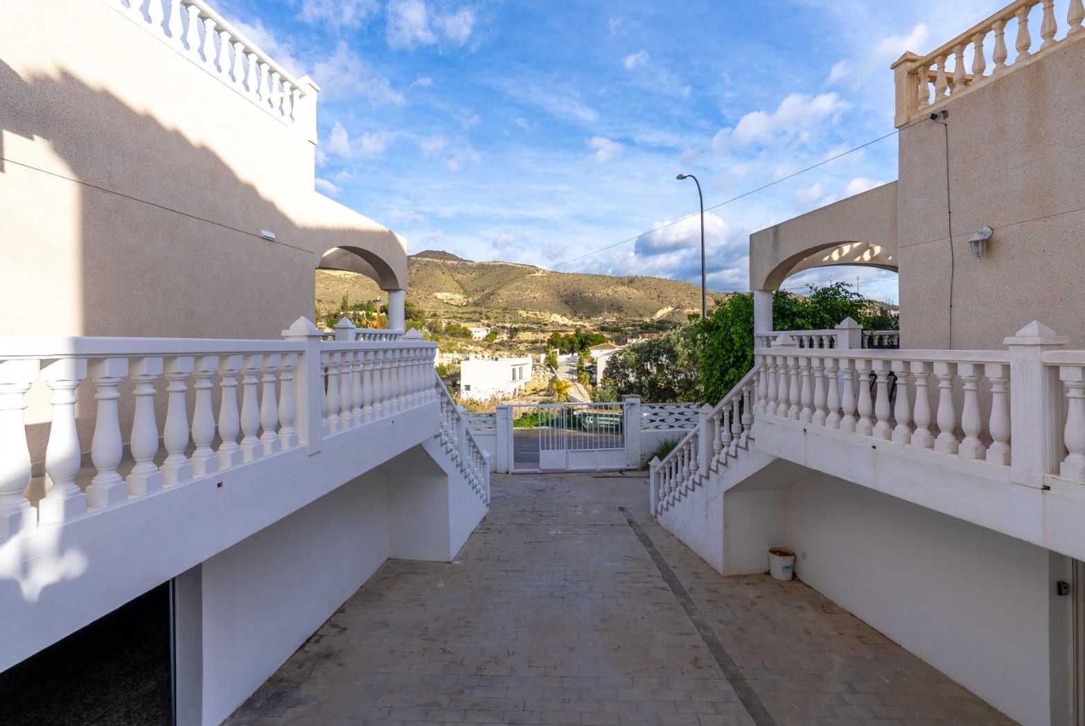 Een prachtig chalet met uitzicht op zee en bergen in El Campello.