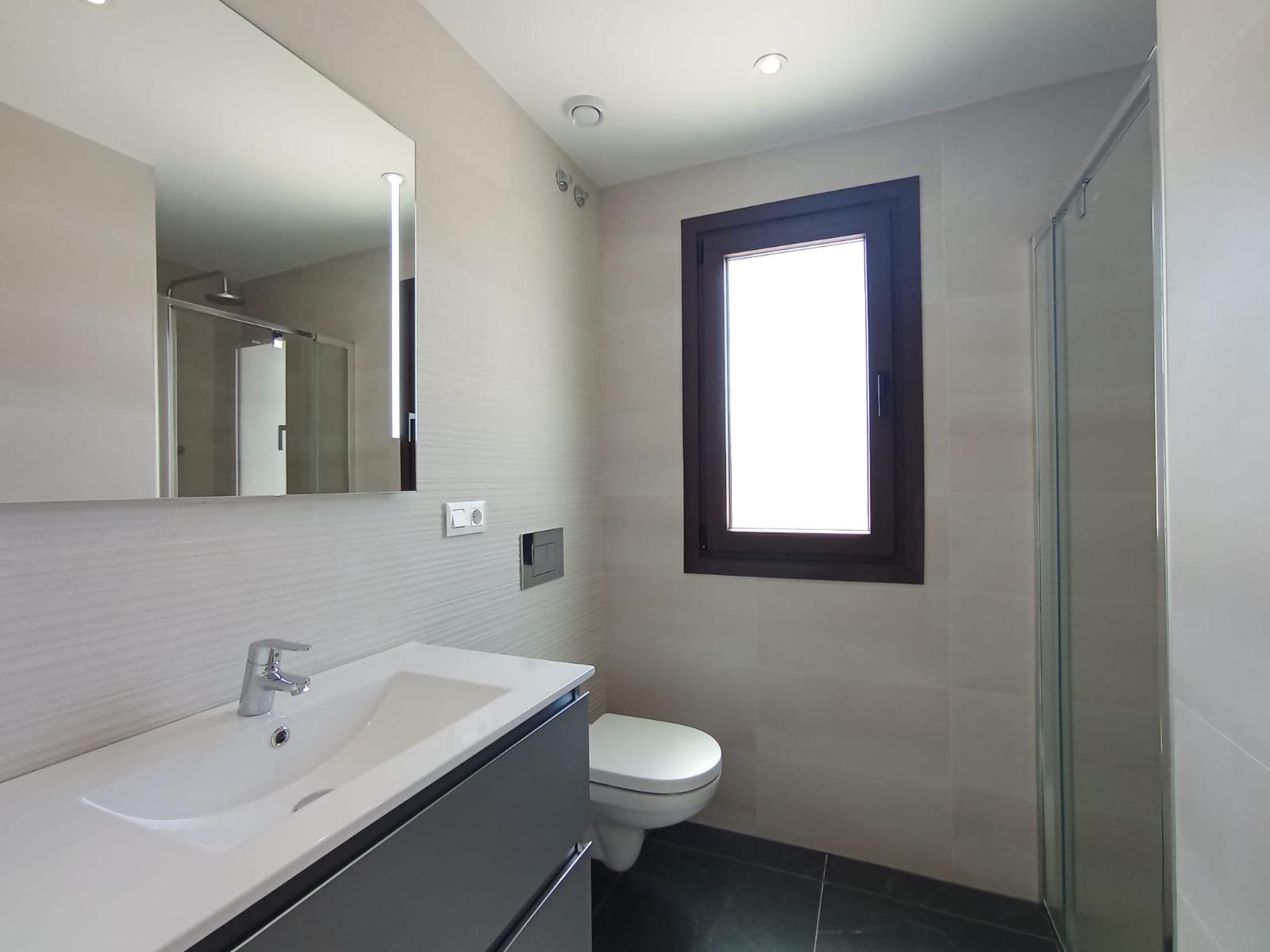 Moderne appartement in een privé wooncomplex met uitstekende voorzieningen.