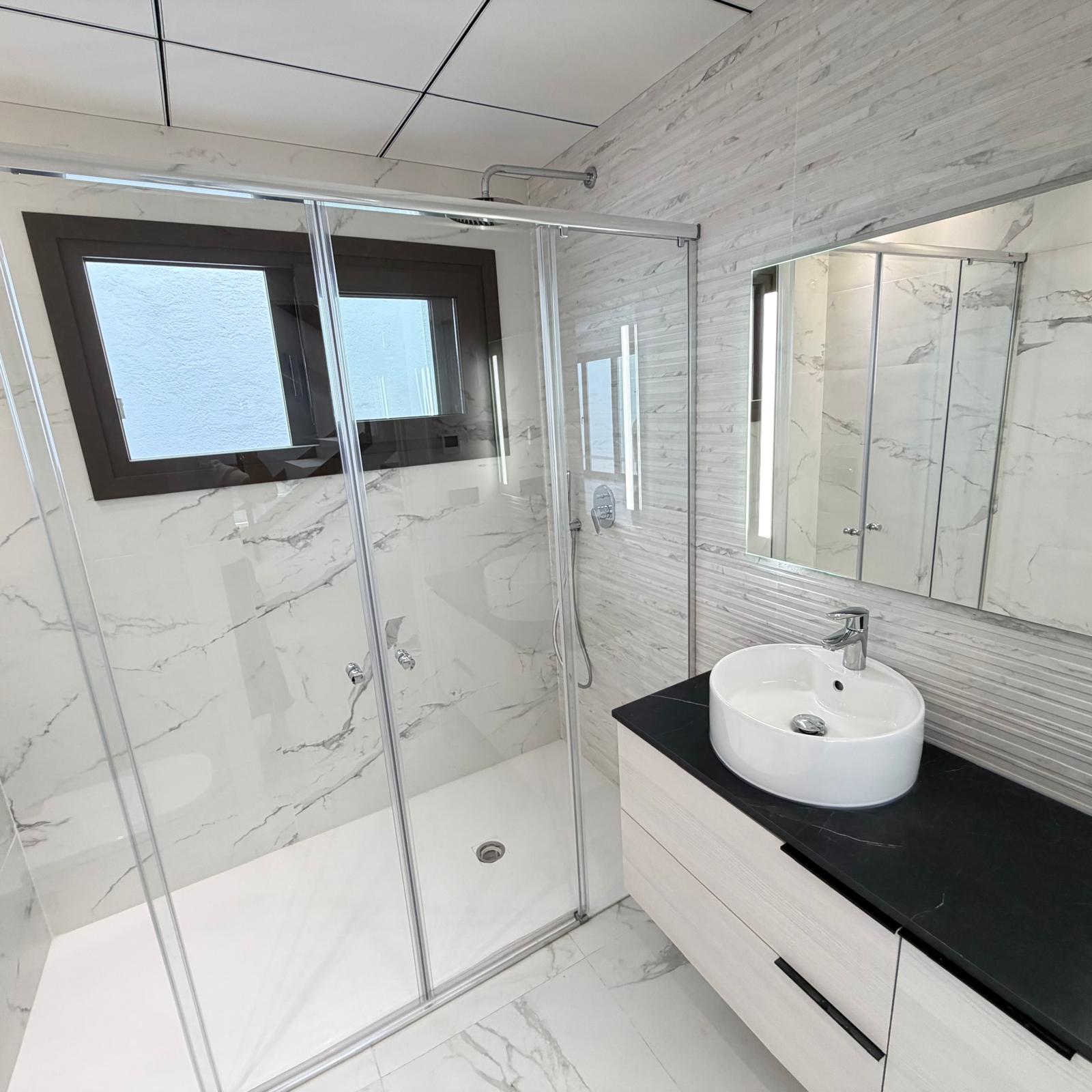 Villa de Lujo de Nueva Construcción con Piscina Privada en Finestrat .
