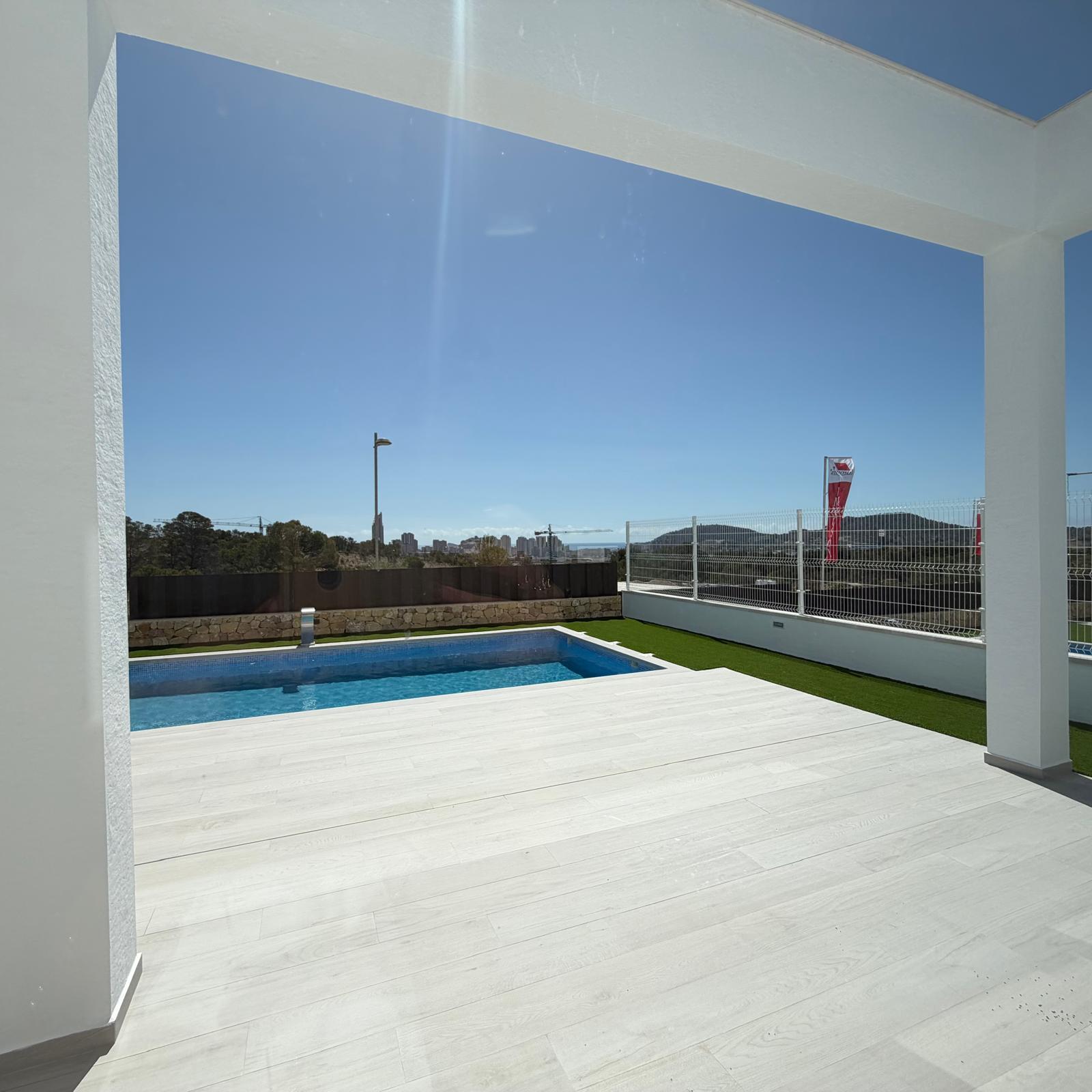 Villa de Lujo de Nueva Construcción con Piscina Privada en Finestrat .
