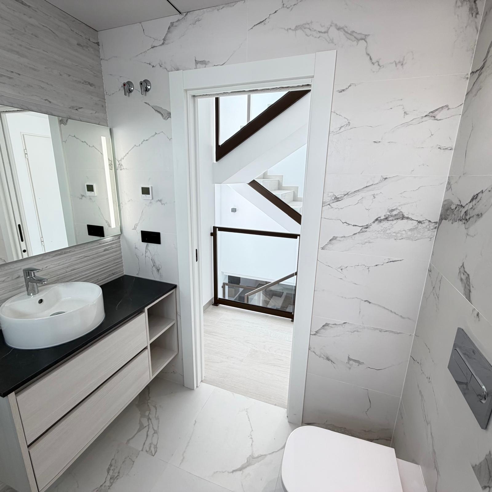 Villa de Lujo de Nueva Construcción con Piscina Privada en Finestrat .